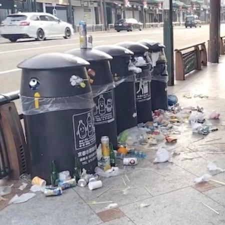 早朝、「観光客」のよるゴミがゴミ箱から溢れ出し、大量に散乱している「祇園」の惨状。向かい側の歩道のゴミ箱周辺も同じ状況だ（動画からキャプチャー／提供：釜玉うどんさん @fBJZQlO8fLn5EsT）