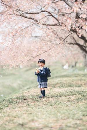 「こんな写真を残してあげられる父親で良かった」満開の桜の下で笑みを浮かべる少年の写真が素敵だと話題　撮影した男性に聞いた