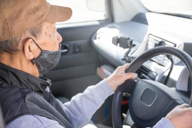  高齢者の運転、地方ではよく見かけるけれど…この高齢者マークの数は…※画像はイメージです（hikari_stock/stock.adobe.com）