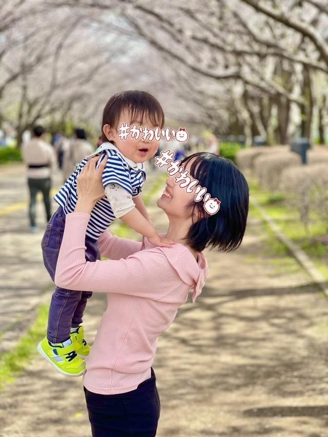 「現場写真」みたいだった旦那撮影の親子写真。リベンジ撮影してみたら……大成功！（画像提供：もみじさん @akkaagnue）