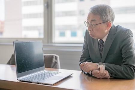 【肩たたき】日本企業独特の陰湿なリストラ手法？「追い出し部署異動」「分社化」…仕事を干され席が無くなることも