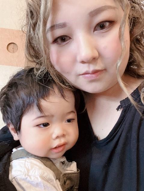 母親の貴愛さんと息子の泰輔くん