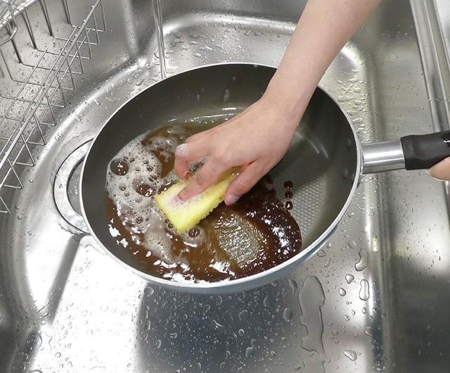 油汚れも、スポンジ汚れを気にすることなく洗えます（写真提供：カインズ）