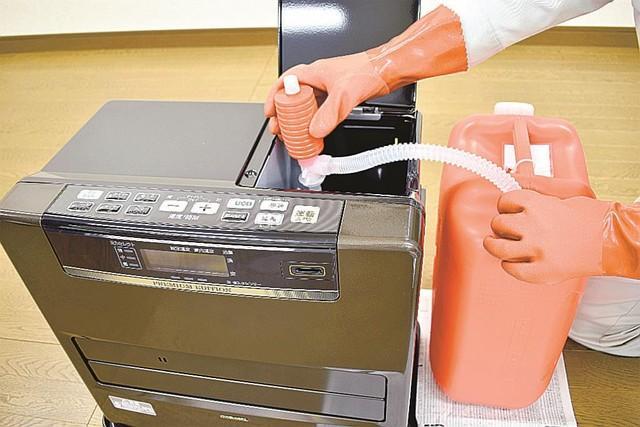 本体のタンクから灯油を抜き取る作業は欠かせない（コロナ提供）