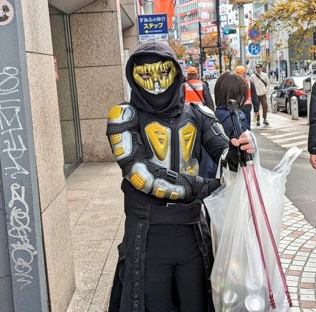 ヒーローのコスプレをして渋谷の街のゴミ拾いを続けるスラウザーさん！中の人はADHDやうつ病の当事者で、「人に寄り添えるようになりたい」と話します（いずれも提供写真）