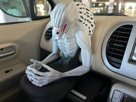 車の助手席につけてみた里香ちゃんのドリンクホルダー。いや、怖すぎます…（提供画像）