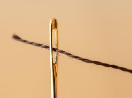 針の穴に糸を通すのはなかなか大変…※画像はイメージです（yuruphoto/stock.adobe.com）