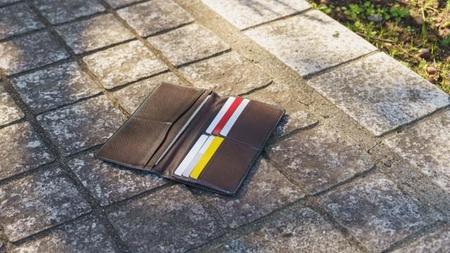 財布を拾った→謝礼はどうなる？　元警察官に聞いた、落とし物にまつわる手続きと「意外な事実」