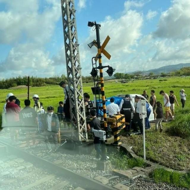 線路で脱輪した軽トラを軽々と移動させたムキムキの学生さんたち！（画像提供：ドイ・シデンさん）※一部トリミング