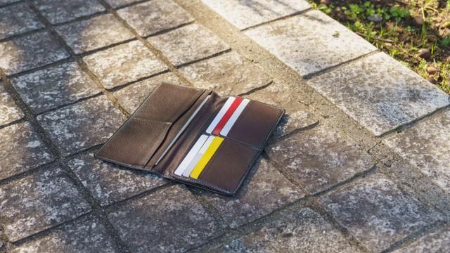 落とした財布を警察に届ける際の手続きとは…　※画像はイメージです（aomas/stock.adobe.com）