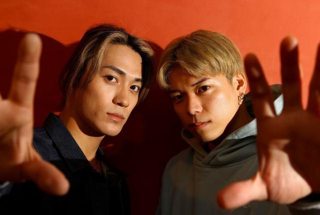 「歌やダンス、語学、アクロバットなど、さまざまな個性を持ったメンバーがいるのが強み」と話す砂田（左）と加納（中西弘之撮影）