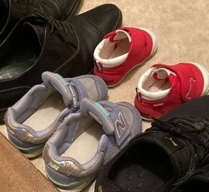 4歳の長男が脱いだ靴を両親の靴の間に揃えて置く理由が「尊い」　靴もパパとママに「ギュッギュ」されたいんだね