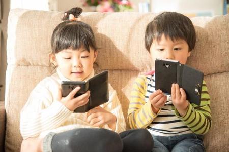 α世代の子どもがYouTubeを見始める年齢は平均「3.9歳」　※画像はイメージです（tatsushi/stock.adobe.com）