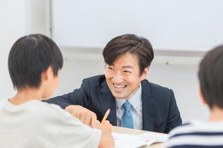 【平均年収ランキング】教育業界では、1位は「進研ゼミ」などで知られる企業が940.5万円、2位と大差