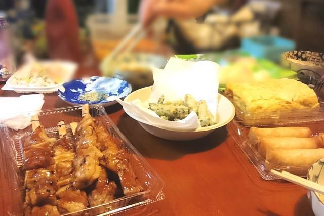 買ってきたお惣菜はトレーのまま出す？お皿に移しかえる？　※画像はイメージです（photoAC）