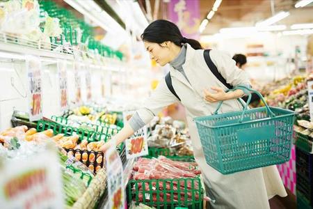 スーパー帰りに食品を「直持ち」する人々…「あるある」イラストに共感の声、直持ち勢から写真が集まる