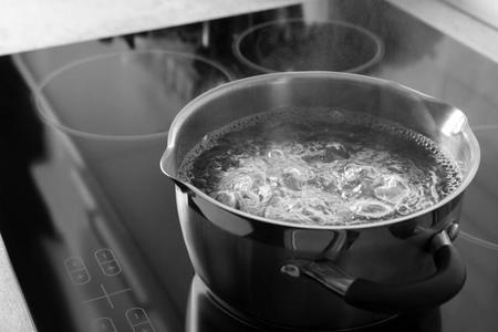 水を節約しながら温かい料理ができる「ポリ袋調理」※画像はイメージです（New Africa/stock.adobe.com）