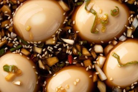 ひと晩待てば魅惑の味に…「すき焼のたれ」で作る絶品「やみつき煮卵」レシピが話題