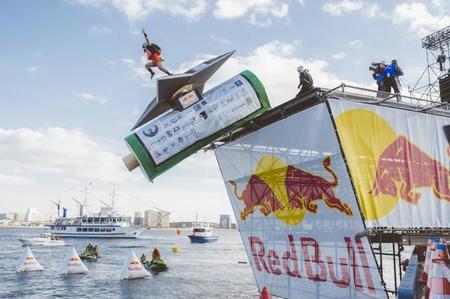 神戸で開かれた前回大会「Red Bull Flight Day2015」の様子（提供）