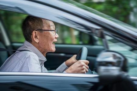 運転免許証の返納について60代以上の5人に1人は検討してる　きっかけの7割は「操作ミスによる交通事故のニュースを見たから」　3位には恐ろしい理由も