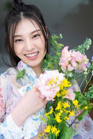 花柄シースルー＆ピンクのビキニ　相楽伊織さん、花尽くしで美貌と美ボディを披露　