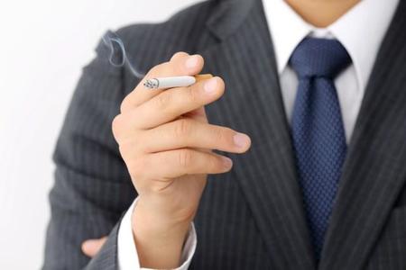 仕事場でのタバコのニオイはハラスメント？　※画像はイメージです（naka/stock.adobe.com）