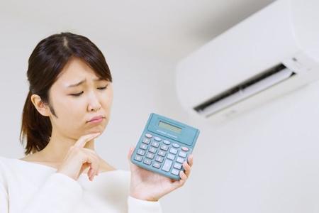 4割超が「今年の夏はエアコン冷房の利用をガマンしようと思う」　※画像はイメージです（polkadot/stock.adobe.com）