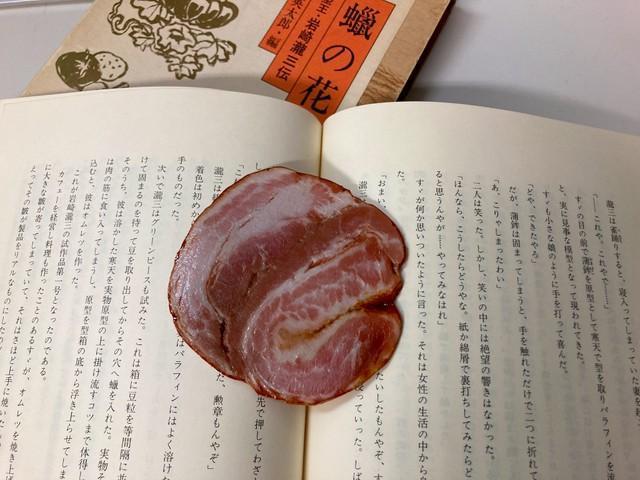 肉汁が染み込みそうでハラハラ