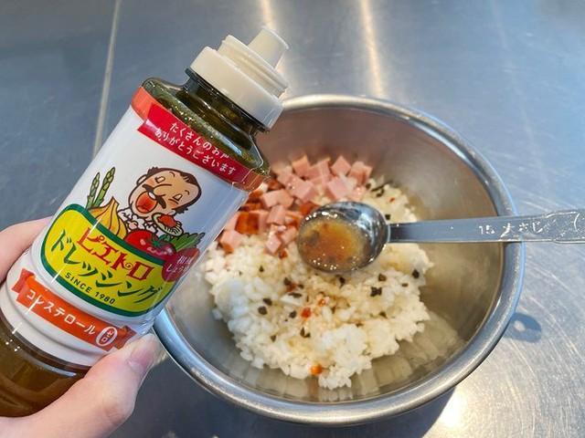 冷やご飯にピエトロドレッシングをまぜて炒めると簡単にパラパラのチャーハンが完成するらしい／提供：ピエトロ公式X（@pietro_19801209）