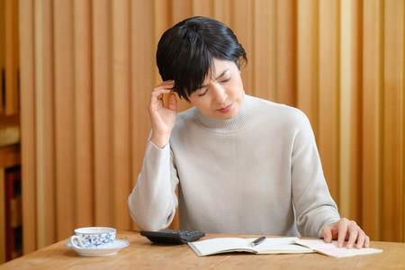 今後1年間の景気「悪くなる」と過半数が回答…給与所得は改善する一方で消費予測「変わらない」が最多に