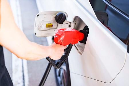 ガソリンスタンドの静電気除去シート、触らないで給油する人いる？「怖い」いつ触る？