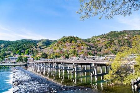 京都・嵐山を代表する観光スポット・渡月橋
