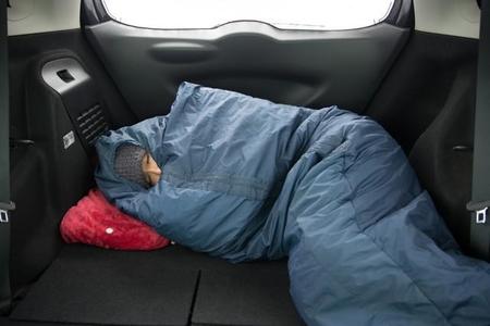 気温はマイナス10度「朝までの車中泊、耐えられるか」JAFが実験動画、冬山用寝袋・毛布・カイロがあっても寒い？
