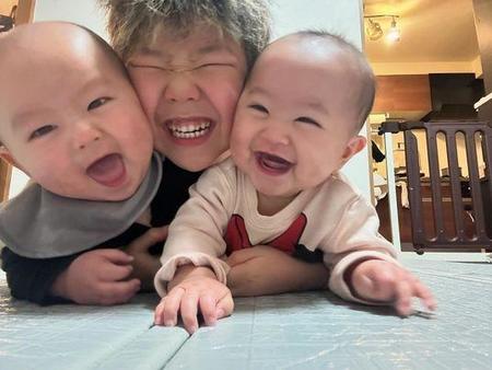 「ママに内緒だからな！」6歳兄が生後11カ月の双子を抱きかかえ…　笑顔の理由に「お兄ちゃん最高！！癒されます」