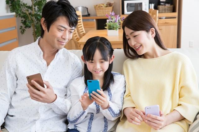 子どものスマホ、何歳から持たせる？　※画像はイメージです（Paylessimages/stock.adobe.com）