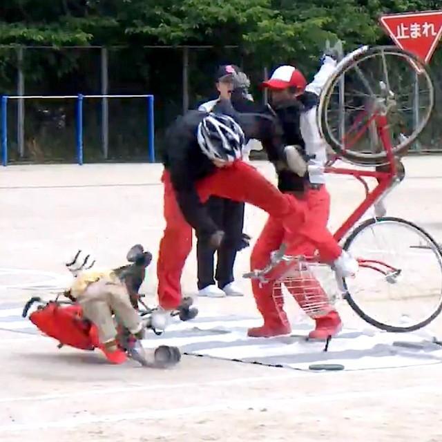 横断歩道で停車せず突っ込んできた自転車が、ベビーカーと歩行者に激突！（動画からキャプチャー／提供：「長崎県警察」公式Xアカウント　#諫早警察署）