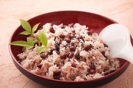 何で豆が白いの！？福島県の葬式で“真っ白な赤飯”がお土産、 謎の料理の正体とは【地元の葬儀会社に聞いた】