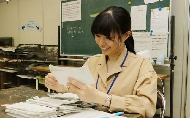 投票用紙に書かれた推しコメントを読む尾上学芸員。自身の推しは３位に入った稲葉春生の「芍薬」