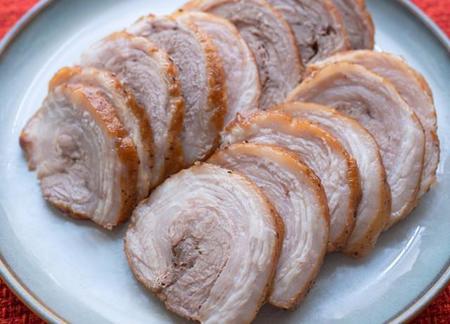 豚肉の薄切りで短時間＆簡単な「くるくるチャーシュー」…“アレ”を使うだけで、うま味を逃がさずジューシーに！