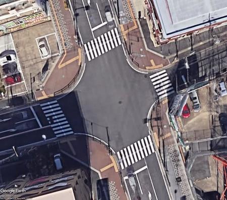 道路に対し斜めに設置された鋭角横断歩道（日進市赤池町赤池駅南交差点）　（C）Google