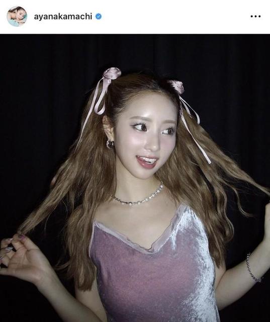 人気女性YouTuber、編み上げドレスで美背中を披露「とっても綺麗」「顔