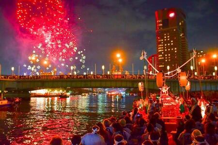 大阪の夏といえば…今年も天神祭！ 毎年130万人がやってくるあの花火はこの人の号令で始まる