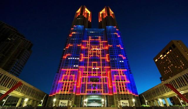 東京都庁のプロジェクションマッピング、5月撮影(picture cells/stock.adobe.com)
