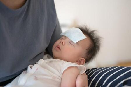 赤ちゃんの熱中症対策に冷却ジェルシートは有効？（YUTO PHOTOGRAPHER/stock.adobe.com）※画像はイメージ