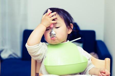 「食パンでテーブル拭かないよ！」1歳娘の食事中、母は「人生で一回も言ったことのないフレーズを叫んでる…」→投稿に「偉大なる育児語録」が集結