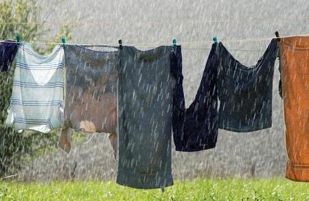 ゲリラ豪雨で洗濯物がビショビショに…そんな時「洗濯物は洗い直すべき？」　花王の回答に多くの反響「乾けば良いと思ってた」