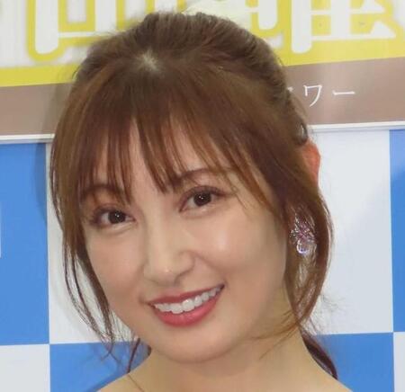 熊田曜子42歳、ショートパンツで太ももを大胆披露「いつまでも美しい」「美人でスタイル良くて美脚」