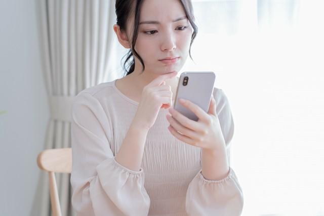 約6割がスマホ代を「高い」と感じている　※画像はイメージです（ponta1414/stock.adobe.com）