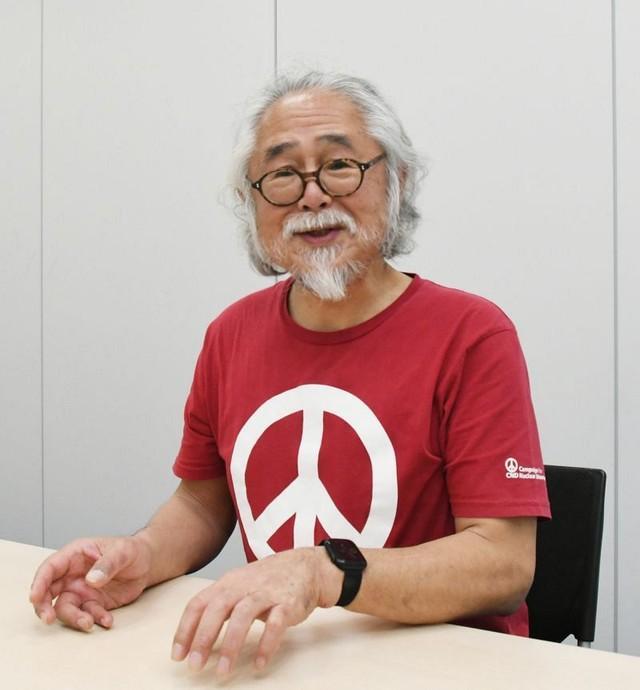 真っ赤なＴシャツがロックな雰囲気を漂わす花房さん。「Ｔシャツは言葉を必要としない表現の一つ。見る人が見れば、平和問題にひと言ある人間だって分かるでしょ」