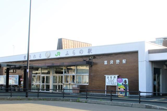 富良野駅（photoAC）